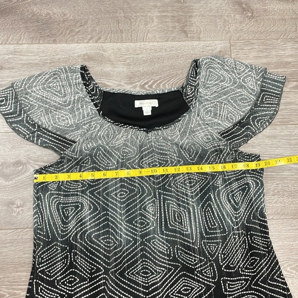 Dressbarn Layered Flutter Sleeve V-Neck Blouse Geometric Print L - Picture 4 of 13